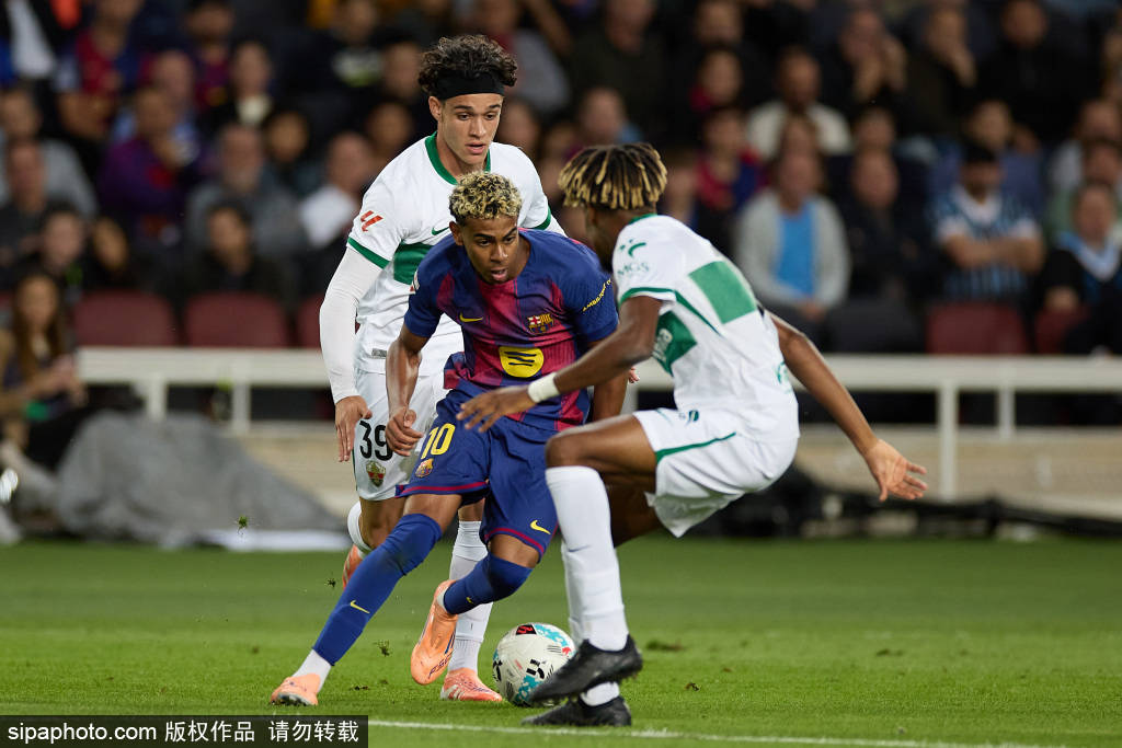 历史性时刻!伯纳乌变身NFL主场,马德里掀起橄榄球狂潮