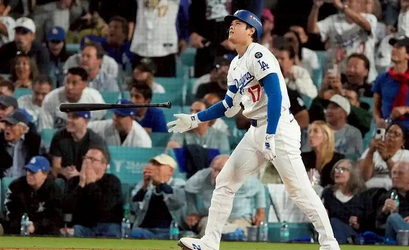 詹姆斯高调赞誉库里：他在篮球界犹如大谷翔平