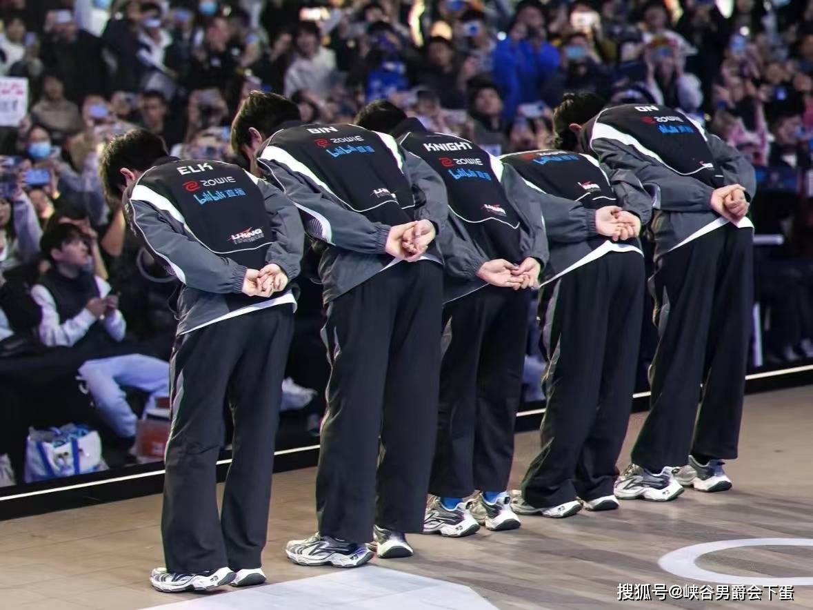 继“AG经理爱笑透露:明年Uzi有机会复出”后,教练朱开谈Uzi疯狂打排位原因:他在检测自己的实力,来确定到底能不能上场打比赛!