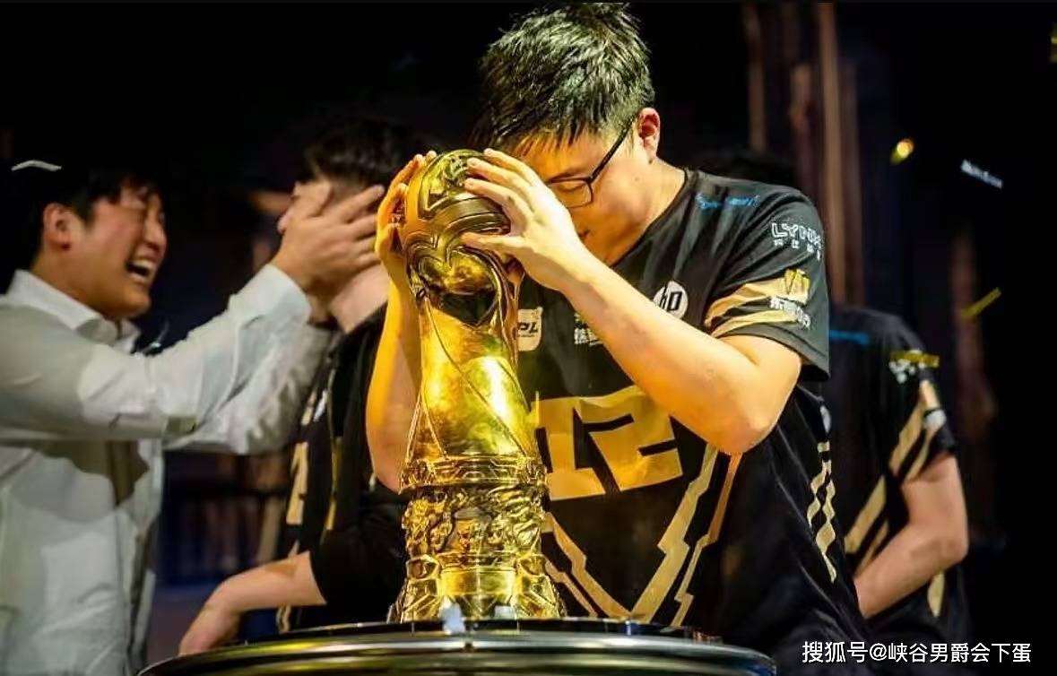 继“AG经理爱笑透露:明年Uzi有机会复出”后,教练朱开谈Uzi疯狂打排位原因:他在检测自己的实力,来确定到底能不能上场打比赛!