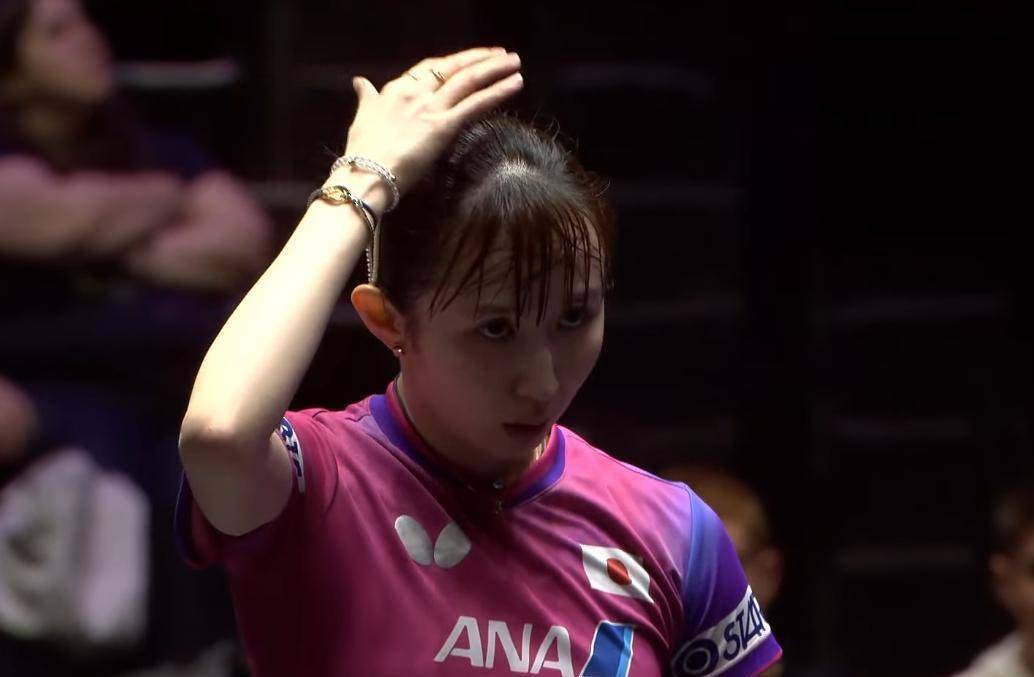突发！早田希娜忽然暂停比赛，手指球童抗议