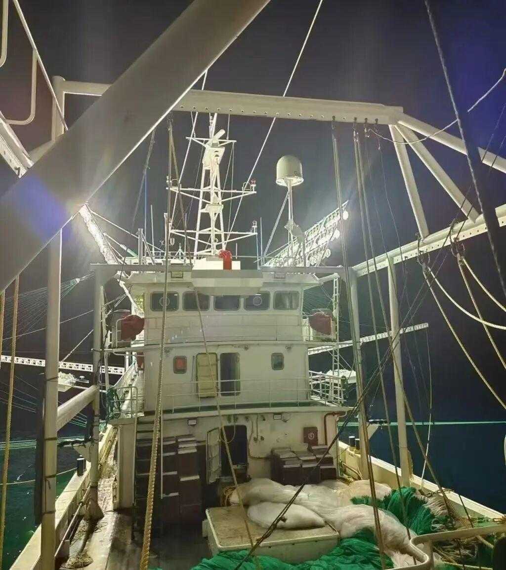 死刑！远洋渔船二副公海杀船长抛尸，作案前跳海自杀被救，一审宣判引热议